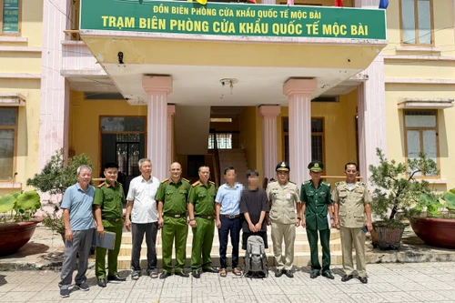 Công an phường Từ Liêm giải cứu thành công nam sinh bị lừa ‘bắt cóc online’ sang Campuchia