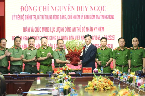 Đồng chí Nguyễn Duy Ngọc - Chủ nhiệm Ủy ban Kiểm tra Trung ương đến thăm, chúc mừng Công an Hà Nội