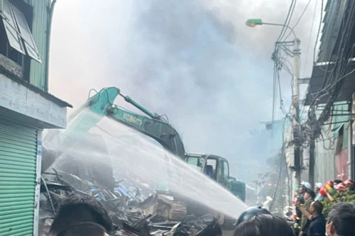 Khẩn trương dập tắt đám cháy trên địa bàn phường Tây Mỗ