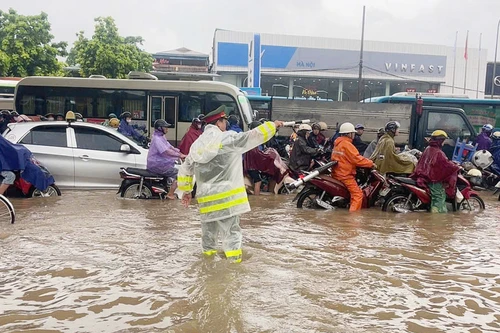 Phân luồng giao thông giúp dân vượt qua ngập lụt do ảnh hưởng của hoàn lưu bão số 5