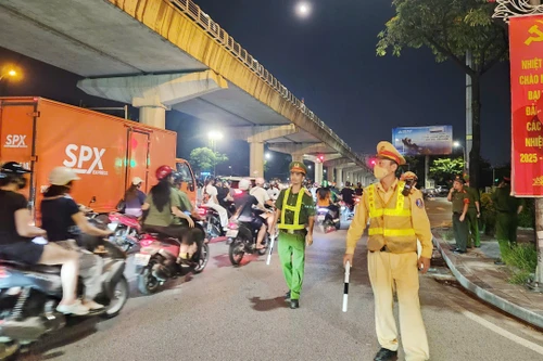 Sáu tổ công tác Công an phường Từ Liêm xuyên đêm tổng kiểm tra hành chính địa bàn