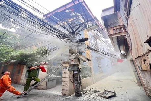 Công an phường Xuân Đỉnh hỗ trợ nhân dân trong cơn bão số 10