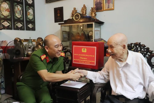 Thăm các đồng chí nguyên lãnh đạo Công an Hà Nội nhân kỷ niệm 80 năm Ngày truyền thống lực lượng Công an nhân dân