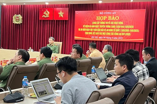 Phóng viên đồng hành cùng hoạt động hướng tới kỷ niệm 80 năm Ngày truyền thống lực lượng Công an nhân dân