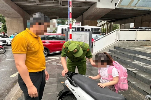 Cảnh sát 113 đưa cháu bé đi lạc về với gia đình