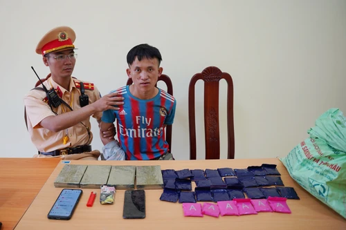 Xách bao tải dứa chứa ma túy đi giao dịch