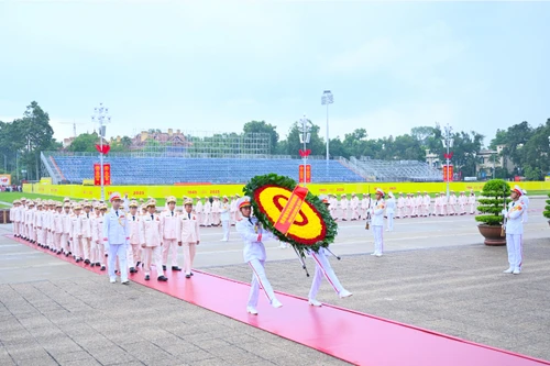 Đoàn đại biểu Đảng uỷ Công an Trung ương, lãnh đạo Bộ Công an vào Lăng viếng Chủ tịch Hồ Chí Minh và dâng hương tưởng niệm các Anh hùng liệt sĩ