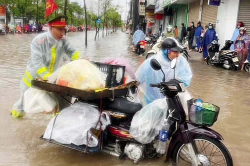 Công an xã Hoài Đức căng mình hỗ trợ nhân dân trong mưa ngập
