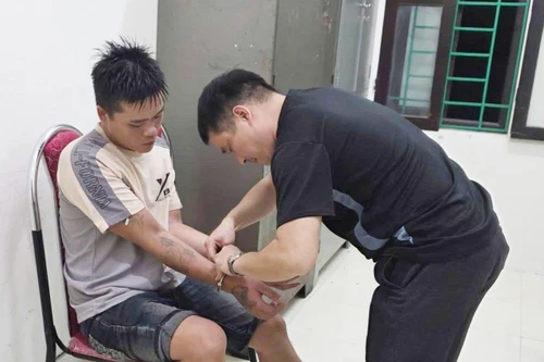 Sử dụng vũ khí ‘lạ’ cướp hơn 50 triệu đồng