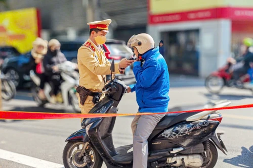 CSGT Hà Nội xử lý nghiêm vi phạm nồng độ cồn trong dịp Tết