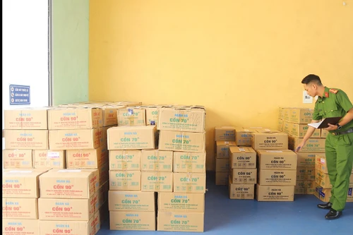 Tổng Giám đốc Công ty Vật tư y tế bị khởi tố vì sản xuất cồn giả