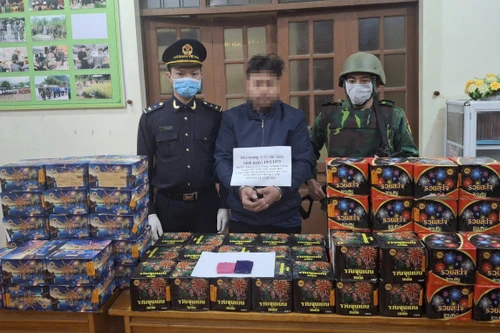 Giấu gần 1 tạ pháo và 132 viên ma túy tổng hợp trong xe đầu kéo nhập cảnh Việt Nam