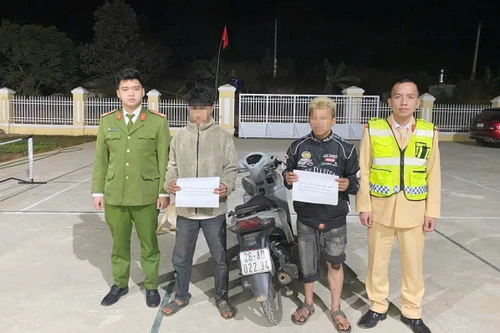 Sơn La: Triệu tập hai nam thanh niên cầm dao quắm điều khiển xe máy lạng lách, đánh võng 