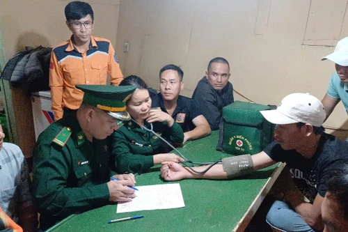 Bộ đội biên phòng cứu hộ thành công 4 thuyền viên trên vùng biển Cát Bà