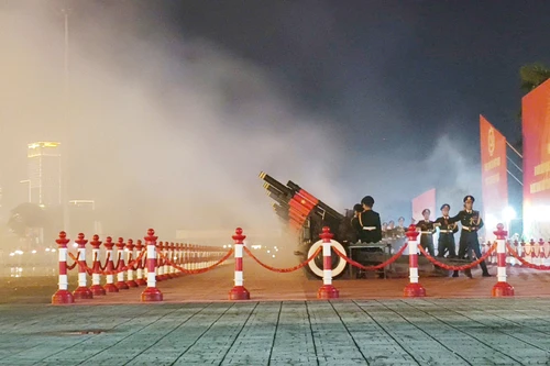 Hào hùng pháo lễ rền vang trên sân vận động Mỹ Đình, hòa cùng tiếng hát Quốc ca 