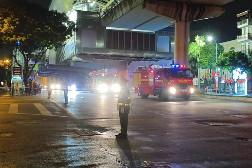 Bộ đội "bắn tim", công an hỏi thăm sức khỏe, nhân dân vui mừng chào đoàn phương tiện, khí tài 