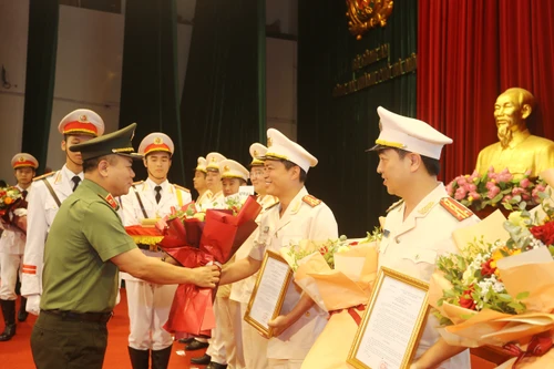 Công bố quyết định thăng cấp bậc hàm, nâng lương cho cán bộ chiến sỹ Công an Thủ đô