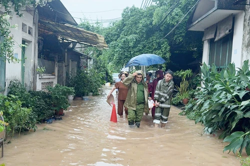Sát cánh cùng nhân dân khắc phục khó khăn trong cơn bão số 10