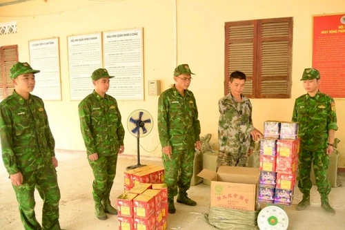 Lạng Sơn: 8 người vận chuyển 400kg pháo nổ qua biên giới