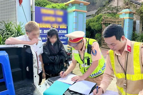  Vi phạm quy định về an toàn giao thông vì muốn "thể hiện" với bạn gái