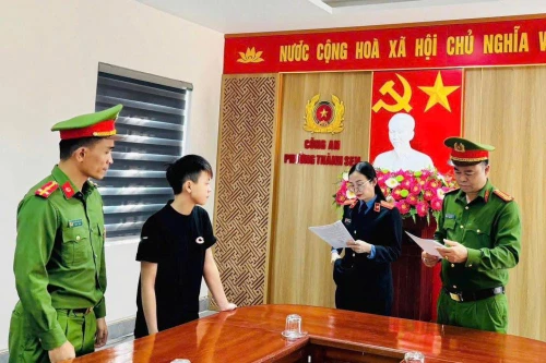 Chiếc xe máy vẫn cắm chìa khóa khiến cô gái 20 tuổi nảy ý đồ xấu