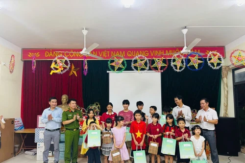 Trung thu thiết thực, ấm áp nghĩa tình của Công an phường Xuân Phương