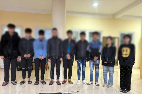 Khởi tố 5 đối tượng mang hung khí hành hung người đi đường 