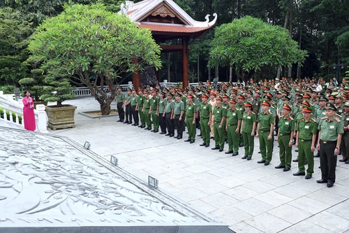Đoàn đại biểu dự Đại hội thi đua Vì an ninh Tổ quốc báo công dâng Bác