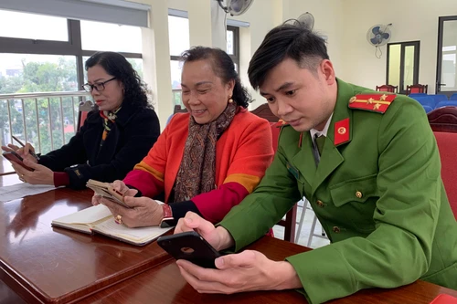 Công an Hà Nội phối hợp cập nhật tài khoản theo dõi tiến trình Đại hội Đảng các cấp qua VNeID