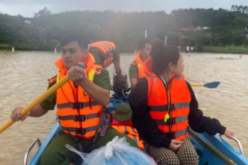 Đưa sản phụ đến bệnh viện bằng phương tiện đặc biệt