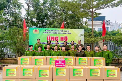 Công an phường Xuân Phương hỗ trợ, tiếp sức học sinh vùng lũ đến trường