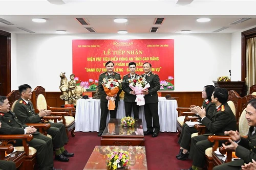 Tiếp nhận hiện vật của Công an tỉnh Cao Bằng tặng Bảo tàng Công an nhân dân