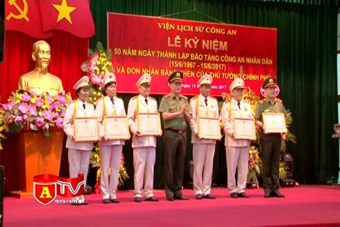 Bảo tàng CAND đón nhận Bằng khen của Thủ tướng Chính phủ