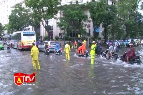 Hà Nội: Mưa lớn, nhiều tuyến phố ngập sâu, ùn tắc giao thông