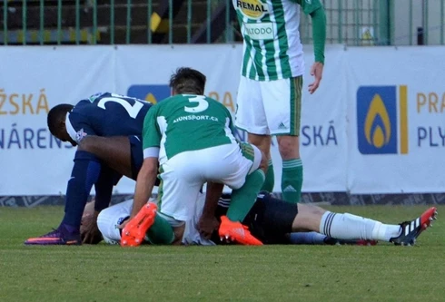 Gặp ngôi sao từng cứu 4 cầu thủ đối phương thoát khỏi lưỡi hái tử thần