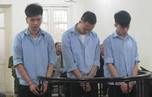 Suýt nữa mất mạng vì cô gái nặng lòng với gia đình bạn trai