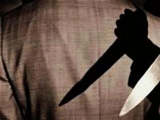 Tranh chấp đất đai, em trai dùng dao đâm anh thấu bụng