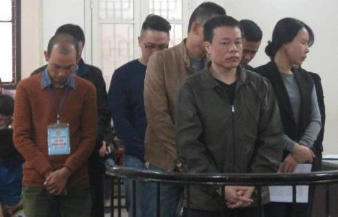 Giám đốc ngân hàng bỏ trốn, nhân viên "dắt nhau" hầu tòa