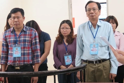 Tạm dừng phiên xử cựu Giám đốc Công ty rượu Hà Nội