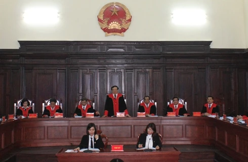 Thẩm phán bắt đầu mặc trang phục mới 