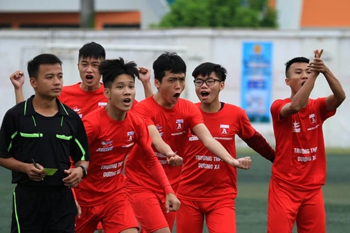 [ẢNH] THPT Dương Xá vượt qua THPT Nguyễn Tất Thành sau bữa tiệc bóng đá