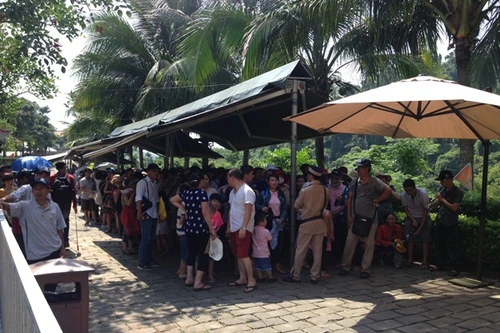 Cả vạn người xếp hàng chờ lên cáp treo Bà Nà