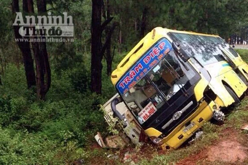 Xe khách, xe tải đồng loạt lật nghiêng bên đường, 20 hành khách may mắn thoát nạn