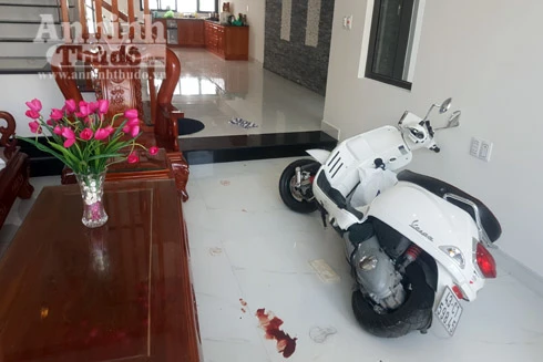 Một phụ nữ bị cướp xông vào phòng ngủ khống chế, đòi cưỡng hiếp