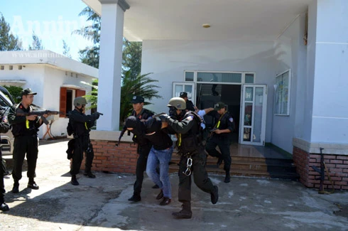 Diễn tập tiêu diệt nhóm khủng bố tấn công Nhà máy lọc dầu Dung Quất, bắt cóc con tin