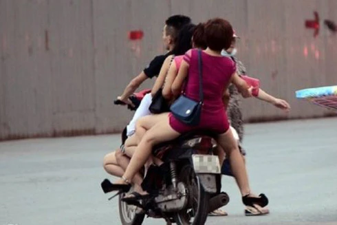 Góc khuất nghề xe ôm (1): 'Người vận chuyển' chân dài và những cuộc tranh giành địa bàn khốc liệt