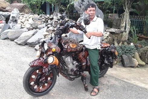 Độc đáo xe mô tô "chế" bằng gốc cây khiến dân chơi "thèm khát"