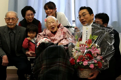 Con trai 92 tuổi tới mừng sinh nhật mẹ 117 tuổi