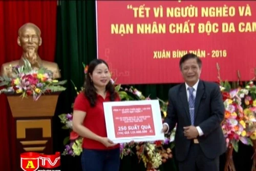 Báo An ninh Thủ đô và Trung tâm thẩm mỹ viện Hải Duyên trao quà từ thiện tại tỉnh Thanh Hóa
