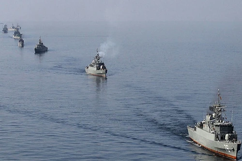 Hải quân Iran phát cảnh báo xua đuổi tàu chiến Mỹ gần eo biển Hormuz